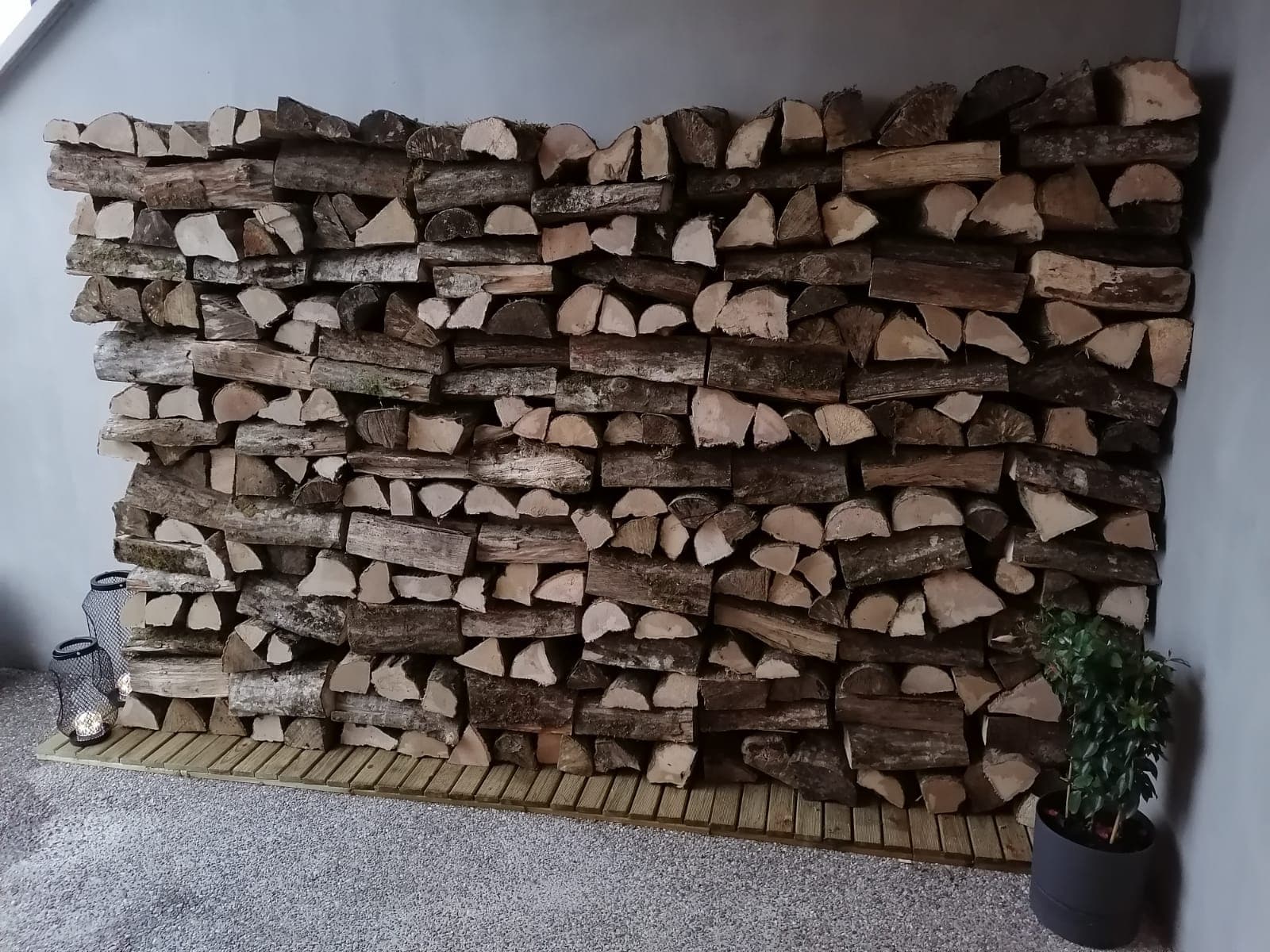 Des stères de bois bien empilés pour l'hiver